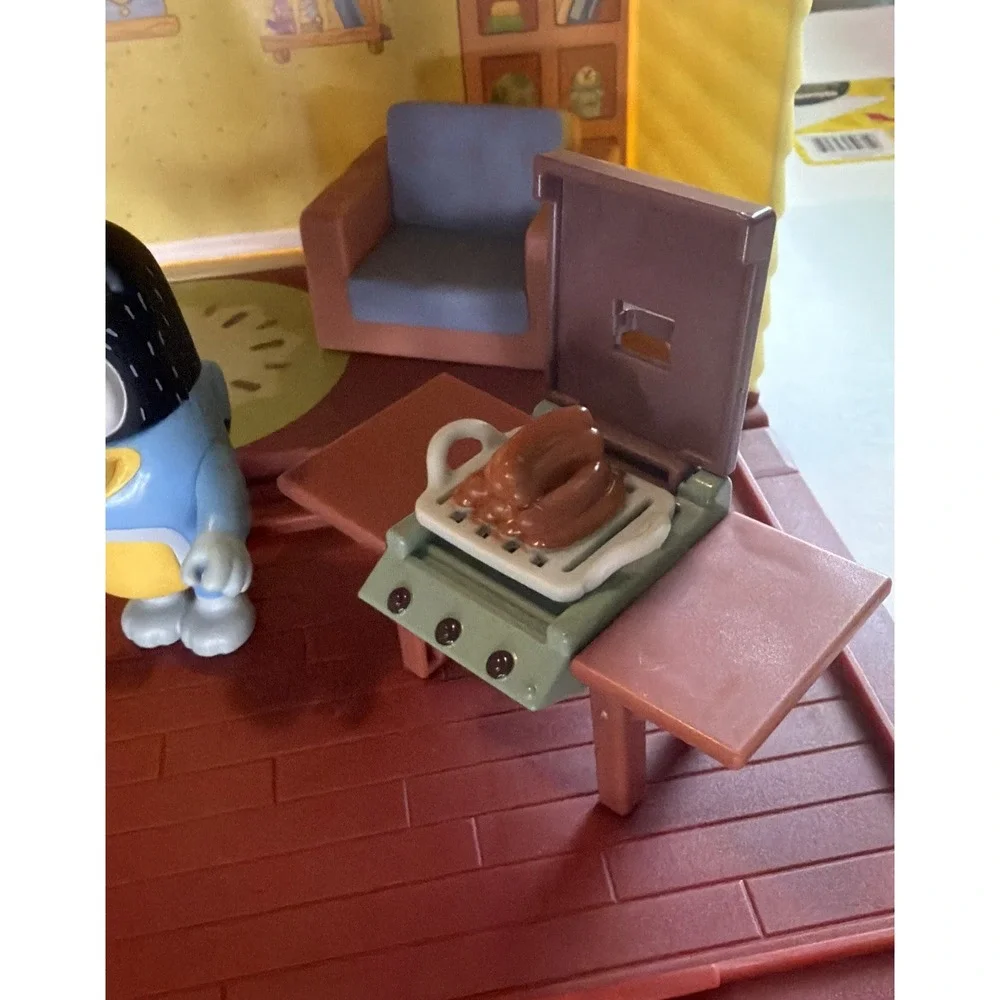 Bluey Family Home Playset with BBQ Bandit Figure and Furniture 13073
